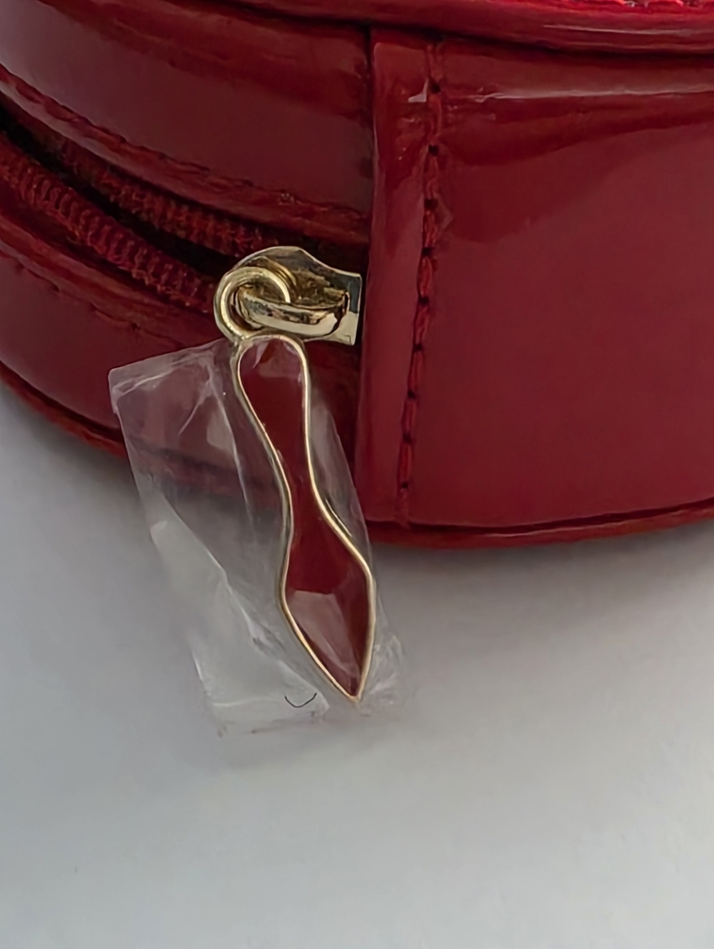 Christian Louboutin Red Patent Zip Around Foundation Compact Carrying Case Charm - Picture 16 of 16